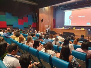 Imagem do público sentado ouvindo o procurador Loris