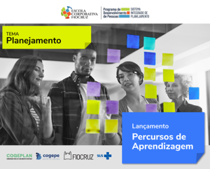 Imagem em que aparecem quatro pessoas olhando para um quadro transparente cheio de post-its. Na imagem está escrito: tema planejamento