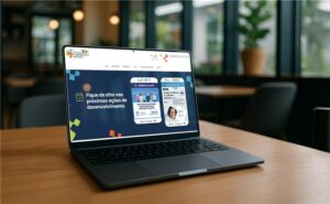 Imagem de um notebook em cima de uma mesa onde aparece projeção do site da Escola